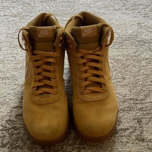 Worn only a few times, men’s tan suede boots. Size US 10.
